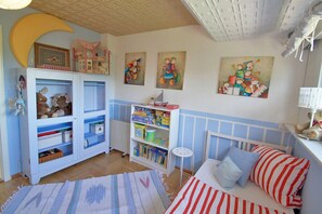 Condo, 2 Bedrooms, Terrace, Lakeside | Children’s theme room - Ferienwohnung mit Terrasse und Privatsee (Karlsruhe)