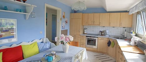 Íbúð - 2 svefnherbergi - verönd - vísar að vatni | Einkaeldhús | Ísskápur, bakarofn, eldavélarhellur, uppþvottavél