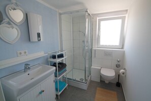 Duplex, 2 quartos, varanda | Banheiro | Sabonete, shampoo, papel higiênico 