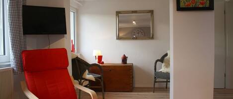 Duplex, 2 Bedrooms, Patio | Living area | 40-inch TV with satellite channels