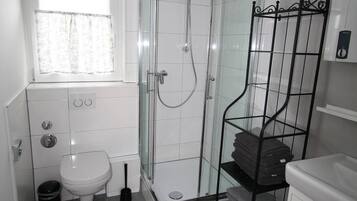 Duplex, 2 Bedrooms, Patio | Bathroom | Shower, towels, soap, shampoo