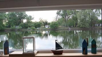 Apartamento panorâmico, ao lado do lago | Vista do quarto