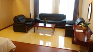 Living area | TV - Greentree Inn Suzhou Kunshan Beimen Road Mold City (Suzhou)