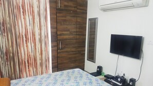 2 habitaciones y tabla de planchar con plancha 