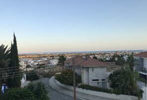 A residential area with houses, a curved road, and a clear sky. - Mediterranean dream Apartment (Oroklini)