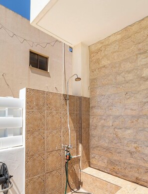 Shower, towels - Mediterranean dream Apartment (Oroklini)