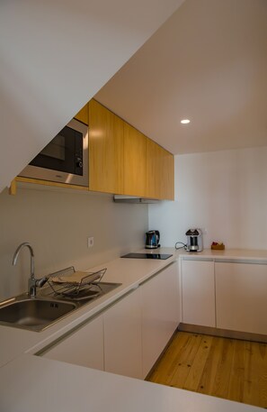 Réfrigérateur, four à micro-ondes, cafetiÚre-théiÚre