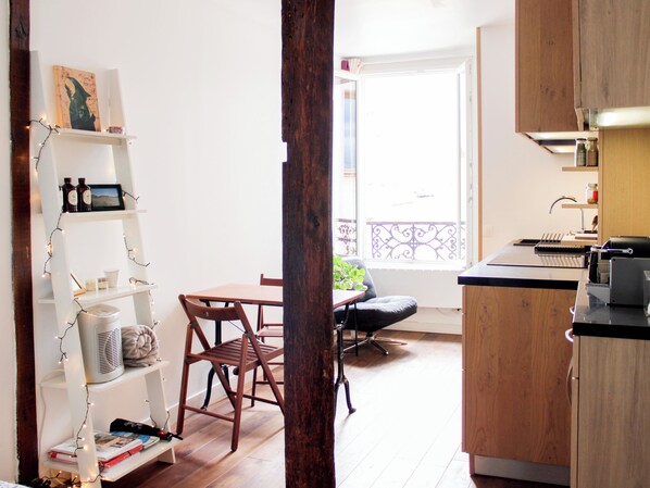 Interior - Lovely Studio with a view, Le Marais (Paris)
