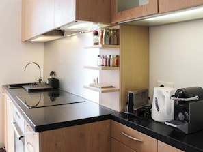 Coffee/tea maker, fridge, oven - Lovely Studio with a view, Le Marais (Paris)