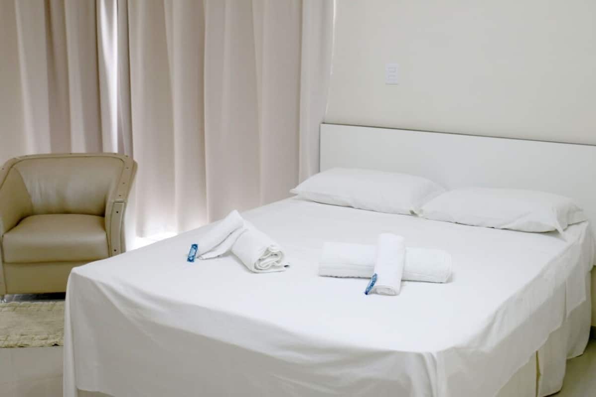 Minibar, escritorio, cortinas blackout y tabla de planchar con plancha