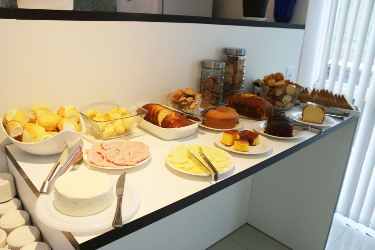 Café da manhã com buffet grátis todos os dias