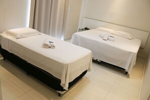 三人房 | 迷你吧、書桌、遮光布/窗簾、熨斗/熨衣板