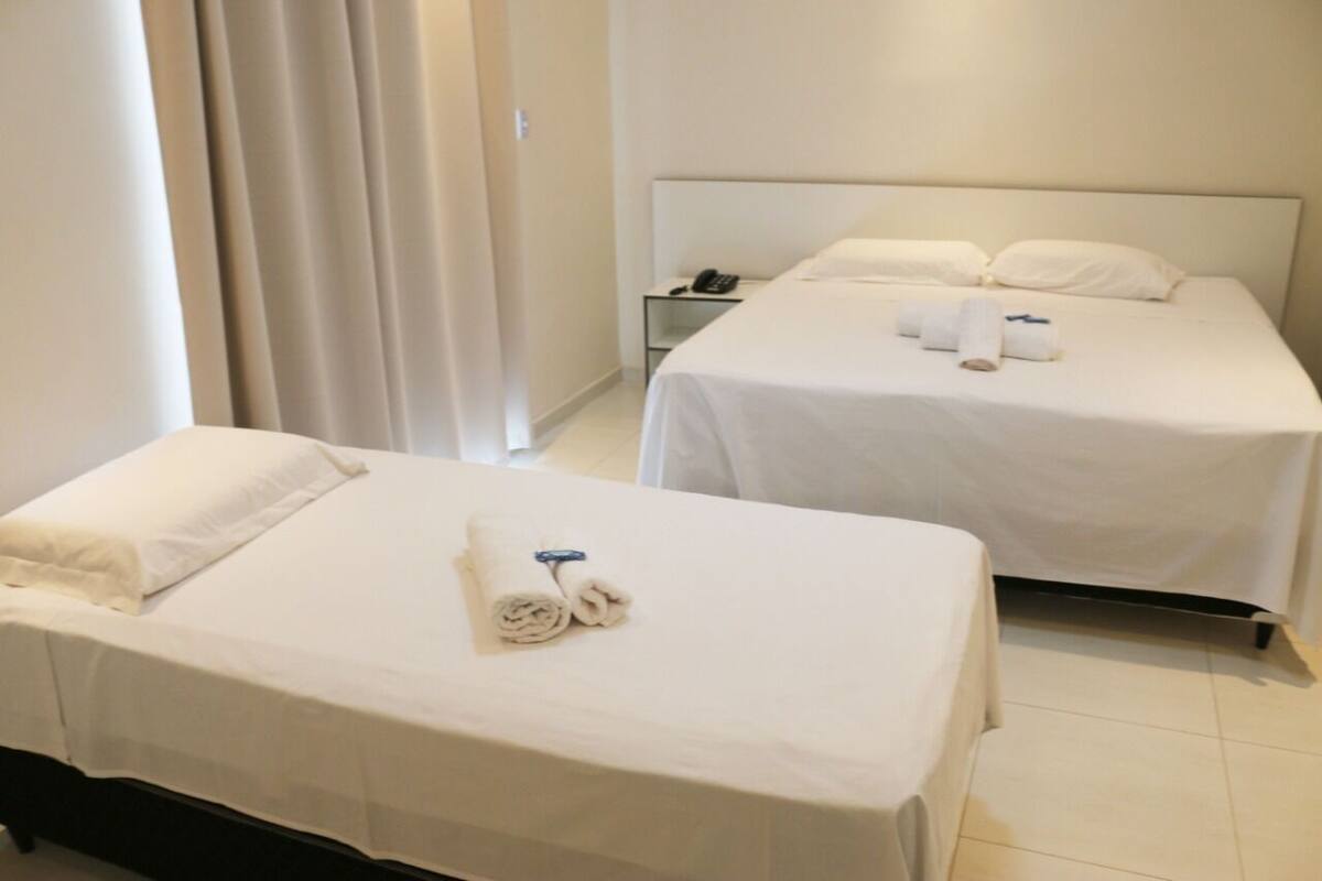 Minibar, escritorio, cortinas blackout y tabla de planchar con plancha