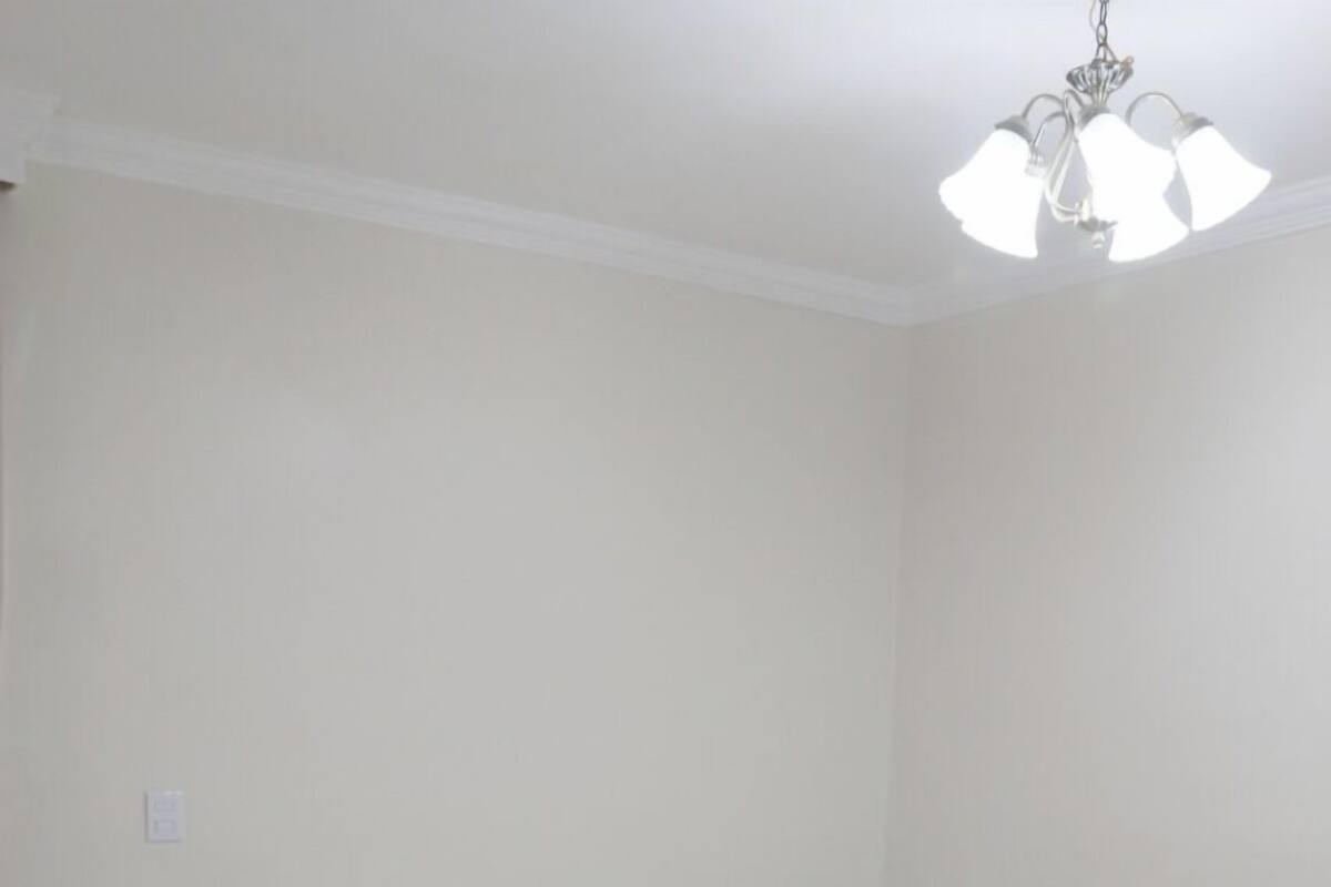 Minibar, escritorio, cortinas blackout y tabla de planchar con plancha