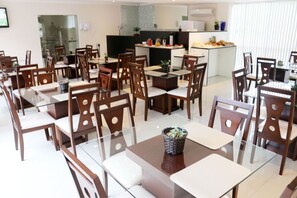 含每日吃到飽早餐