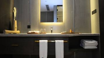 Business Twin Room | Bathroom | Separate tub and shower, hair dryer, bidet, towels
