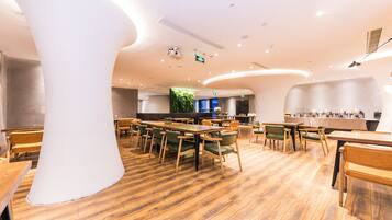 Daily buffet breakfast (CNY 30 per person)