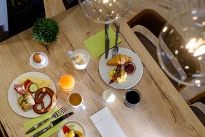 Desayuno continental todos los días (EUR 15 por persona)