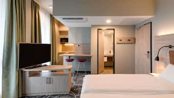 Family Double Room, Multiple Beds, Kitchenette (Modern) | Hypo-allergenic bedding, in-room safe, desk, laptop workspace