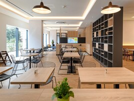 Desayuno continental diario (EUR 15 por persona)