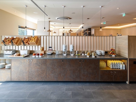 Desayuno continental diario (EUR 15 por persona)