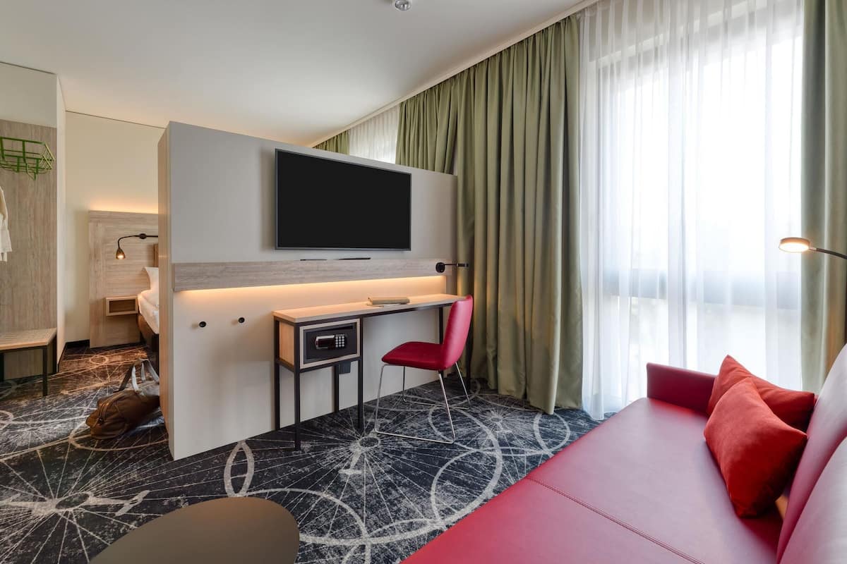 Habitación familiar, varias camas | Ropa de cama hipoalergénica y caja de seguridad en la habitación