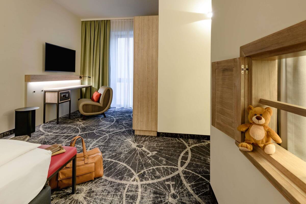 Ropa de cama hipoalergénica y caja de seguridad en la habitación