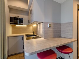 Habitación familiar doble, varias camas, cocina básica (Modern) | Ropa de cama hipoalergénica, caja fuerte, escritorio