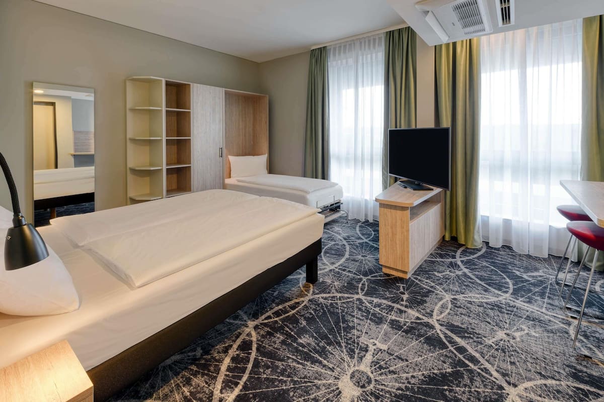 Ropa de cama hipoalergénica y caja de seguridad en la habitación