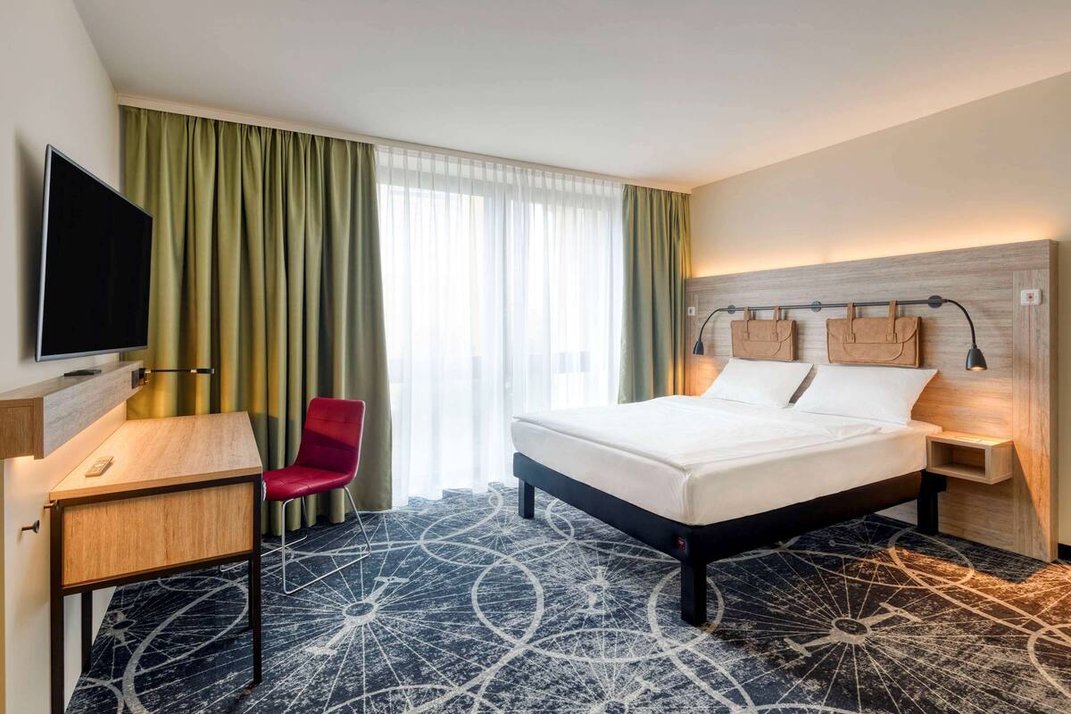 comfort twin room, 2 single beds (modern) | hypo-allergenic bedding, in-room safe, desk, laptop workspace