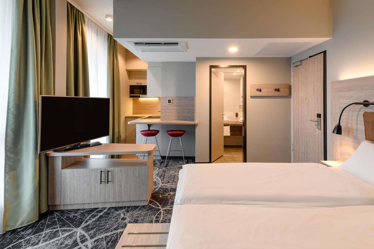 Habitación doble familiar, varias camas, cocineta (Modern) | Ropa de cama hipoalergénica y caja de seguridad en la habitación