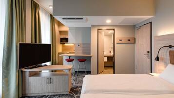 Familien-Doppelzimmer, Mehrere Betten, Kochnische (Modern) | Allergikerbettwaren, Zimmersafe, Schreibtisch