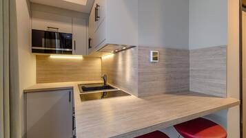 Familien-Doppelzimmer, Mehrere Betten, Kochnische (Modern) | Allergikerbettwaren, Zimmersafe, Schreibtisch