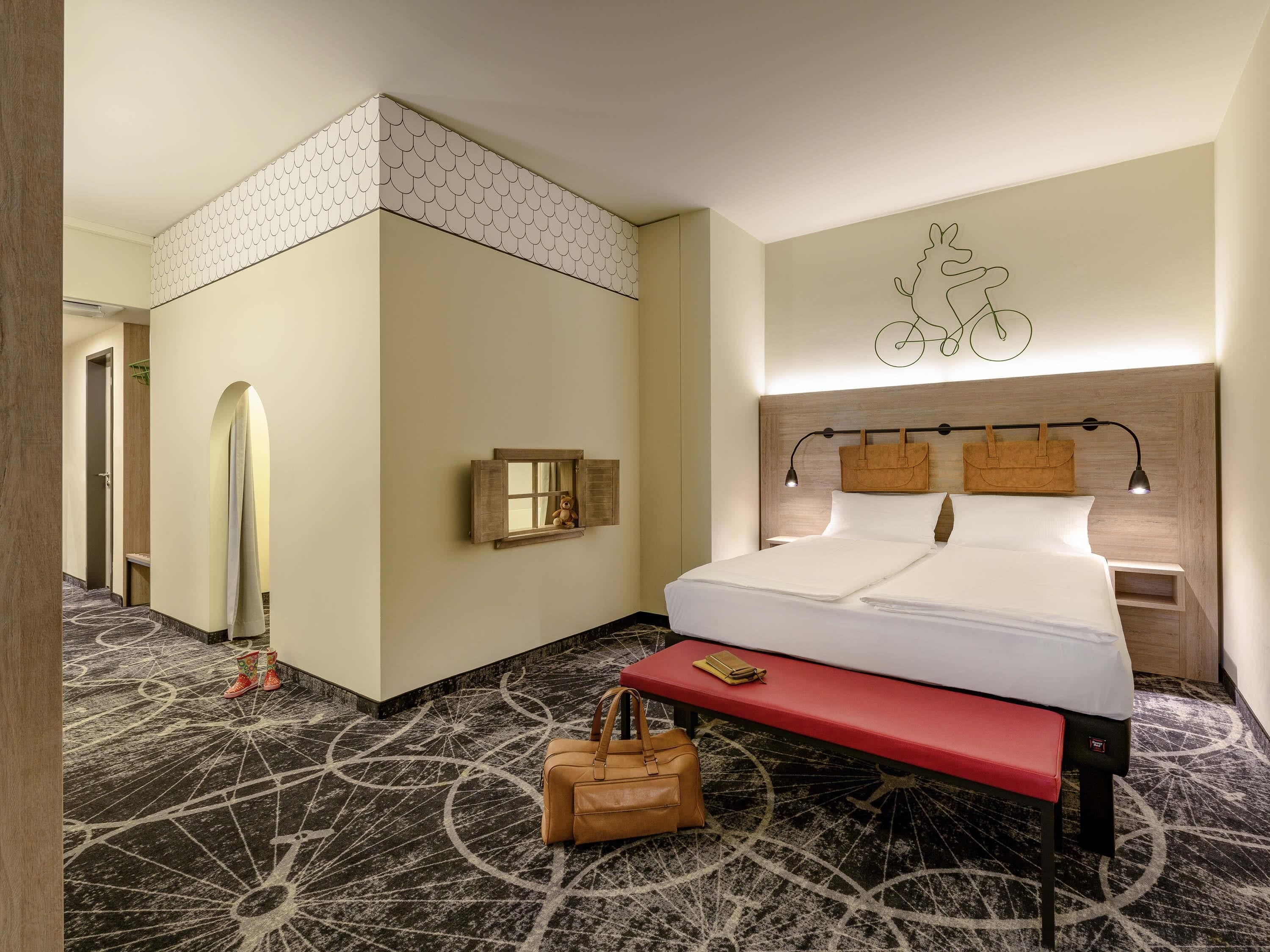 family room, multiple beds | hypo-allergenic bedding, in-room safe, desk, laptop workspace