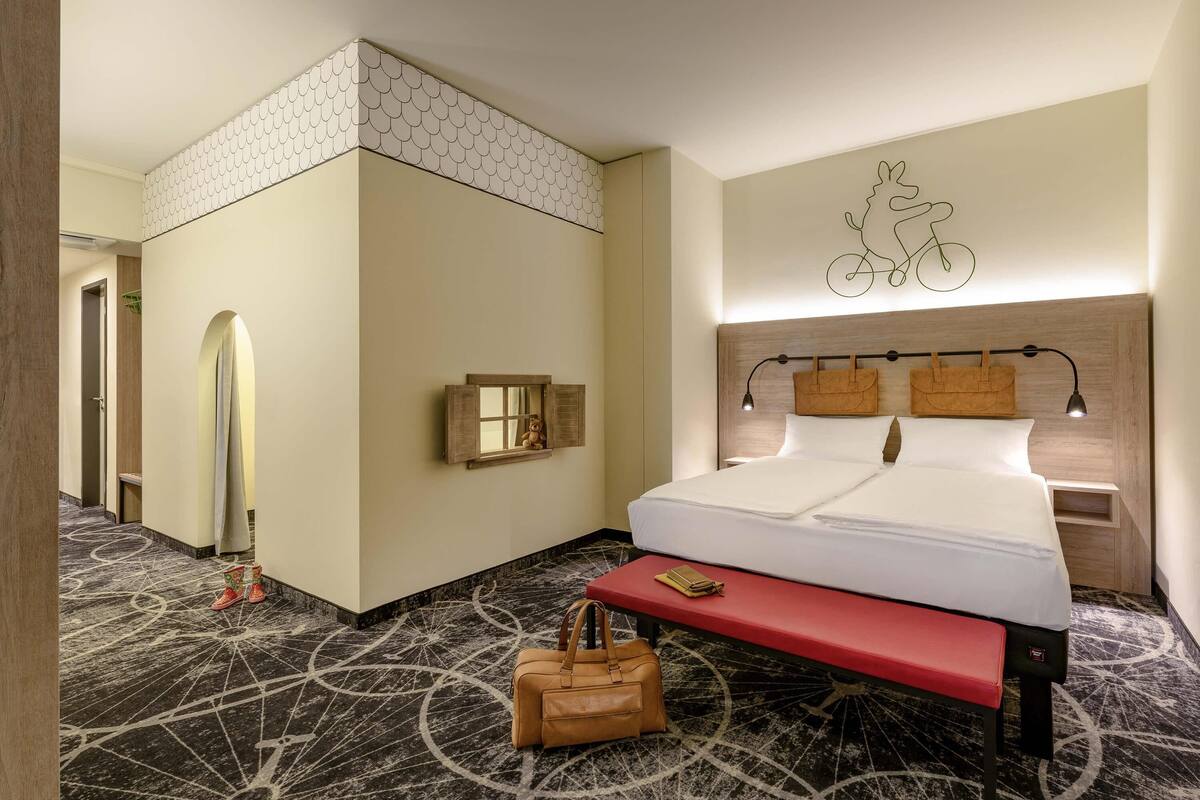 family room, multiple beds | hypo-allergenic bedding, in-room safe, desk, laptop workspace