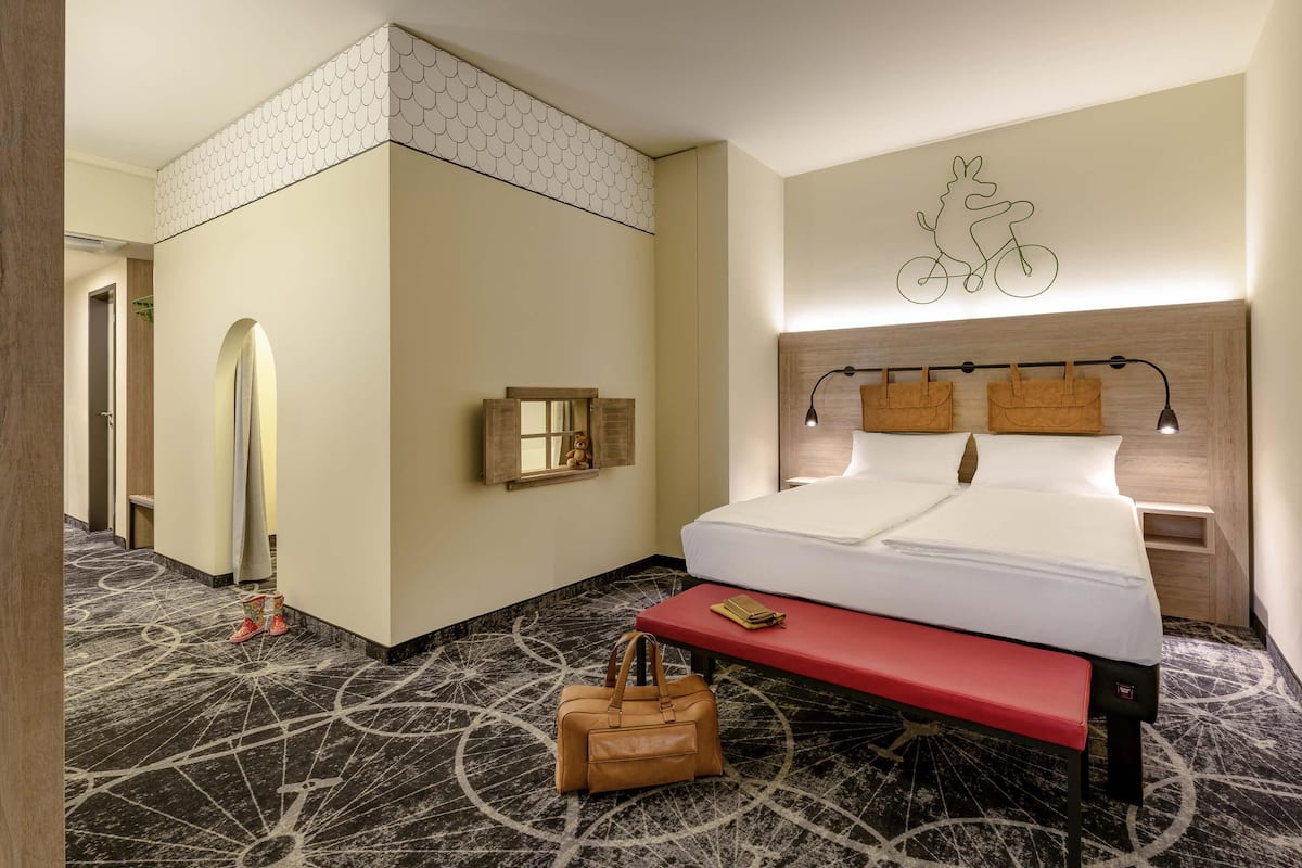 Family Room, Multiple Beds | Hypo-allergenic bedding, in-room safe, desk, laptop workspace