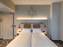 Family Double Room, Multiple Beds, Kitchenette (Modern) | Hypo-allergenic bedding, in-room safe, desk, laptop workspace
