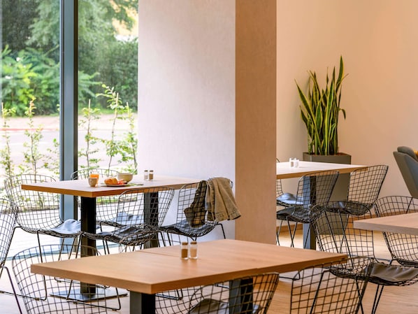 Kontinental frukost varje dag (EUR 15 per person)
