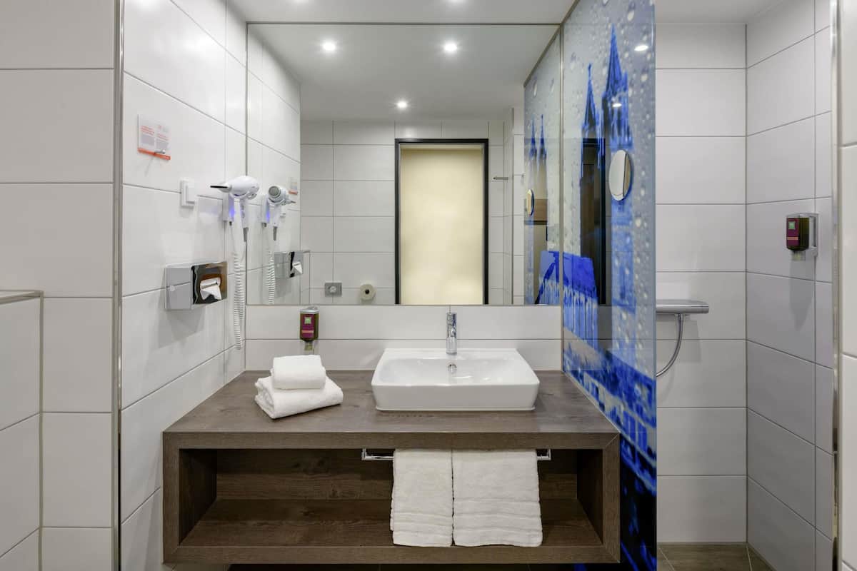 Ropa de cama hipoalergénica y caja de seguridad en la habitación