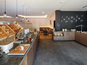Petit déjeuner continental servi tous les jours en supplément
