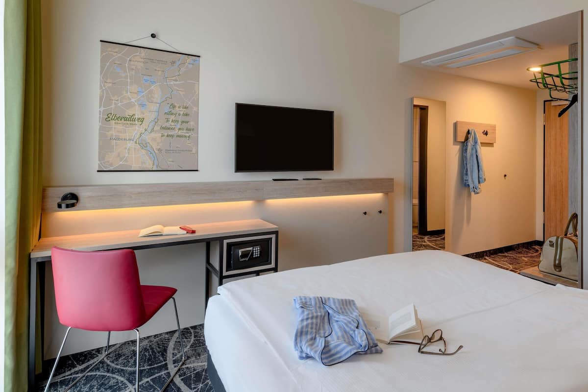 Dobbeltrom – comfort, 1 dobbeltseng (Modern) | Allergitestet sengetøy, safe på rommet og skrivebord