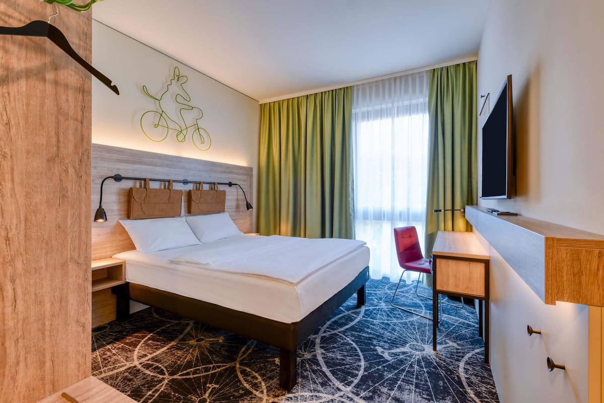 comfort double room, 1 double bed (modern) | hypo-allergenic bedding, in-room safe, desk, laptop workspace