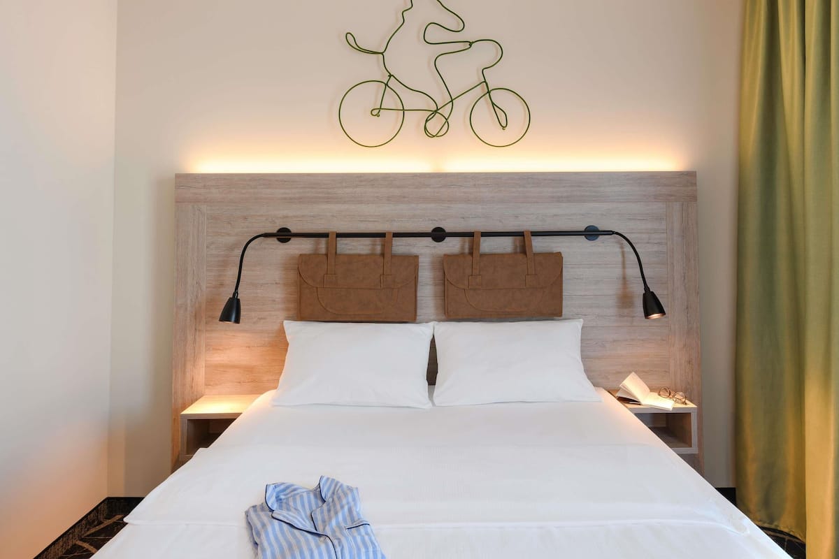 Hypo-allergenic bedding, in-room safe, desk, laptop workspace