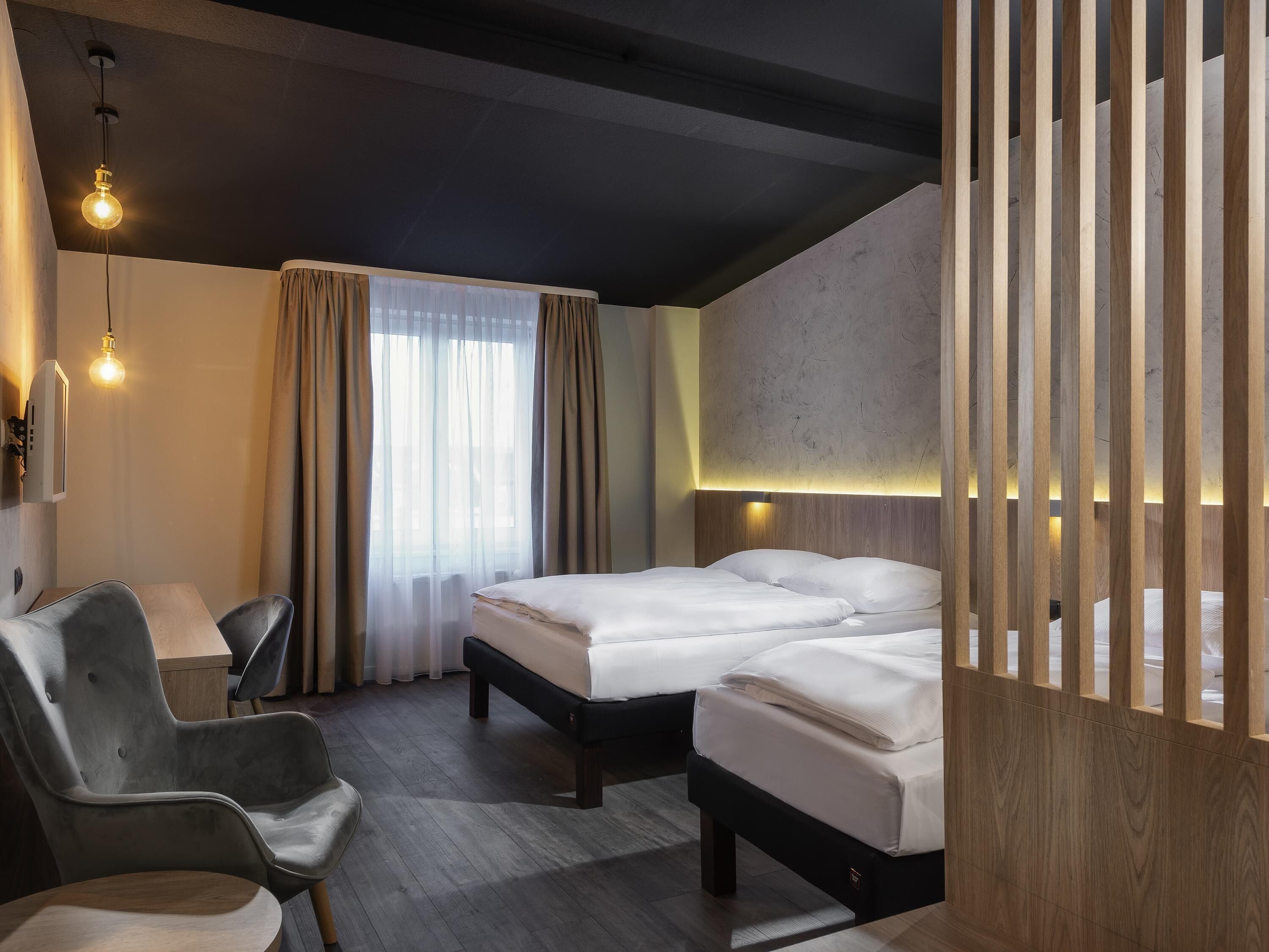 Room, 2 Katil Bujang (Single) | Peti besi dalam bilik, meja, katil bayi/kot (percuma), Wi-fi percuma 