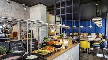 Tägliches Frühstück zum Mitnehmen (15 EUR pro Person)