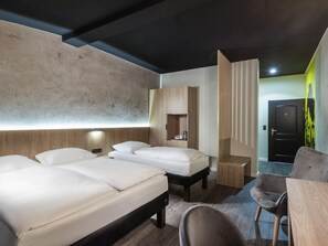 Chambre triple, Plusieurs lits | Coffre-fort, bureau, lit de bébé (gratuit), accès au Wi-Fi (inclus)