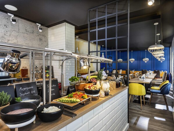 Daily to-go breakfast (EUR 15 per person)