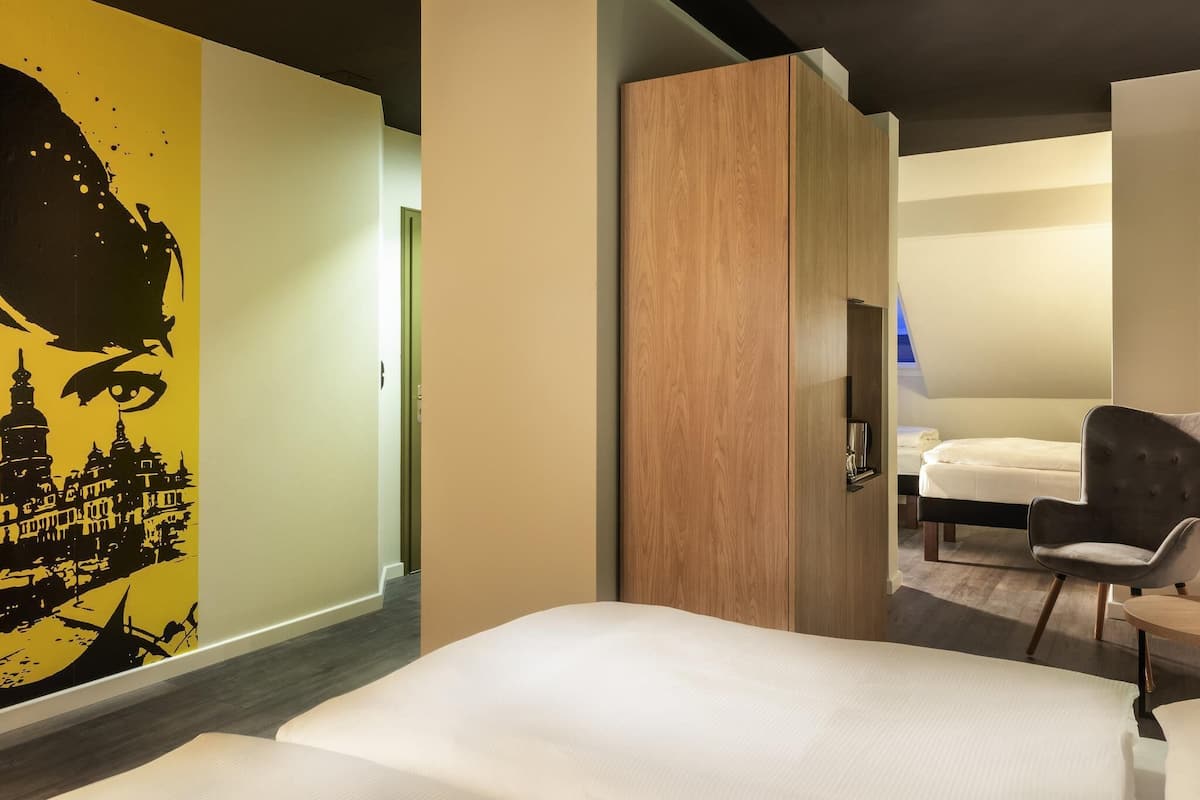 Caja de seguridad en la habitación, escritorio y cunas gratuitas