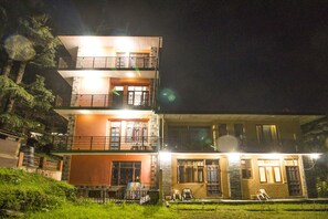 Fassade der Unterkunft – Abend/Nacht