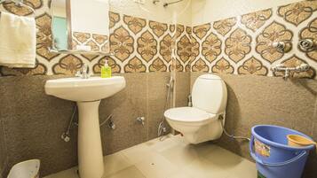 Deluxe Room | Bathroom | Shower, rainfall showerhead, towels